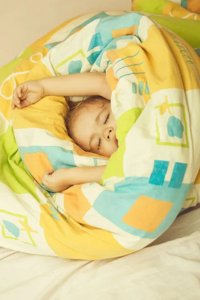 Childrens leisure. Sleepy baby in colorful blanket. — Stock Photo, Image