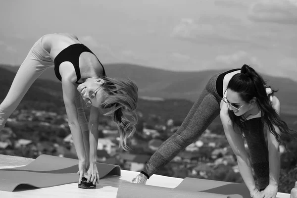 Fitness instruction. Women at sport workout on fitness mat — Stock Photo, Image