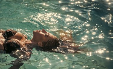 Maldivler veya Miami beach su. Spa Yüzme Havuzu, ferahlık ve Cilt Bakımı rahatlayın. Seksi kadın Karayip Denizi Bahamalar üzerinde. Kadının güzelliği nemli. Yaz tatili ve okyanus seyahat.