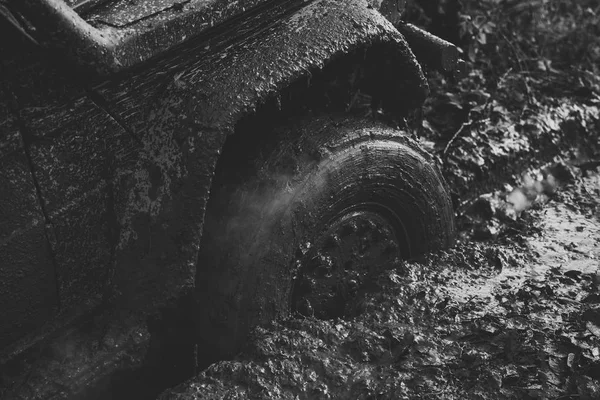 Wettbewerb der Geländewagen. Fragment des Autos im Dreck stecken, aus nächster Nähe. Schmutziger Reifen — Stockfoto