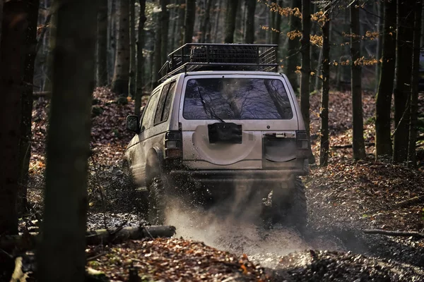 Soutěž terénních automobilů. Crossover s oblak kouře, pohled zezadu — Stock fotografie