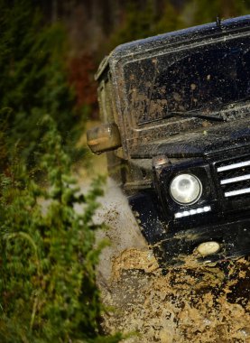 Otomatik Sonbahar Doğa arka plan üzerinde yarış. Yol araç veya kir splash Yarışması, enerji ve motor sporları konsepti ile Suv geçiş su birikintisi. Sonbahar ormanda yarış araba