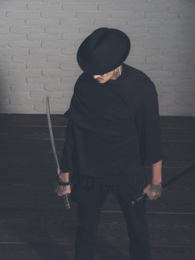 Savaşçı siyah şapka ve kıyafet, üstten görünüm