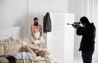 Aşık çift vurmaya agresif adam silahla. Kocam eve sevgilisi ile hile karısı görmek için geldi. Hipster silahlı yatak odasında görmek için şok. Hile, kıskançlık ve şiddet. Aşk üçgeni kavramı