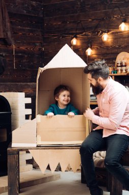 Kozmonot kariyer hakkında hayal. Baba ve kağıt roket küçük çocuk. Baba gün. Seyahat ve macera. Ailesi ve çocukluk. Dünya gün kavramı. Eğitim ve çocuk fikir geliştirme