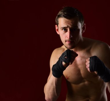 savaşçı. adam savaşçı askıları ellerde, kopya alanı ile. savaşmaya hazır boksörü. spor salonunda eğitim kaslı savaşçı koç. Onun en iyi nakavt için delme dövüşçü kazanan