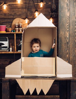 Çocukluk ve mutluluk. kağıt roket küçük çocuk çocukluk gelişimi.