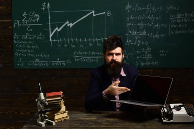 Eğitim ve üniversite kavramı. Öğretmen Ders başlıyor. Endişe öğrenci matematik ile ilgili bir sorun var. İyi öğretmenler çoğu kez iletişim yüksek lisans