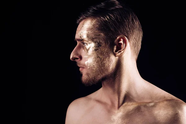 Tratamento de spa ouro e cuidados com a pele. máscara de ouro de pele de homem. retrato de homem com na cara. arte do corpo de ouro para o homem isolado em fundo preto, espaço de cópia. escavação de ouro — Fotografia de Stock