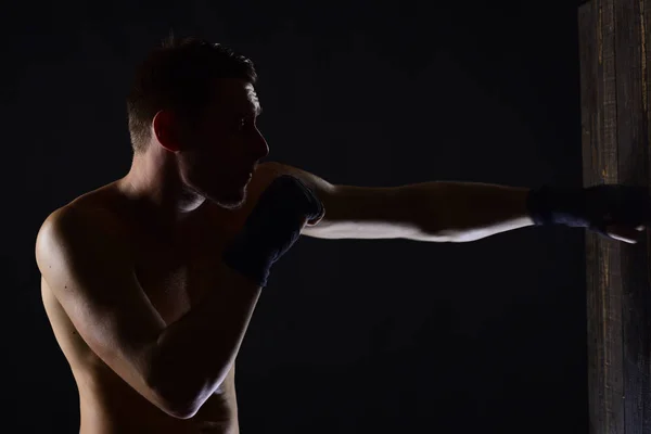 Formation. Entraînement de boxe en salle de gym. temps d'entraînement pour le succès sportif. homme boxeur entraînement pour un meilleur résultat. confiant dans son régime de forme physique . — Photo