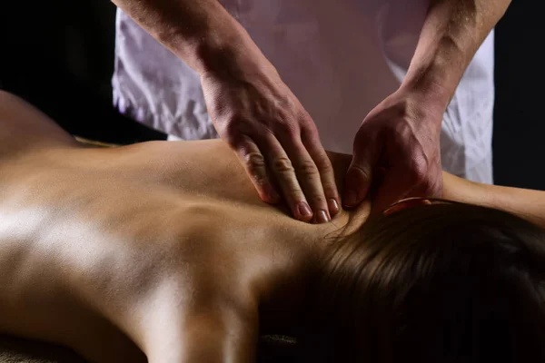 Massagem no spa. serviços de salão de spa. homem fazer massagem para a mulher no spa. terapia de spa para menina nua. remoção de stress . — Fotografia de Stock