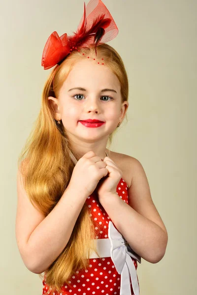 Menina em vestido vintage, baile de finalistas. Menina retro ou modelo de moda, beleza. Moda e beleza, estilo pinup, infância. Olhar retro, cabeleireiro, maquiagem. Menina criança em elegante glamour vestido elegante — Fotografia de Stock