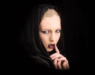 Kadın siyah başlıklı - Gotik tarzı. moda fotoğraf
