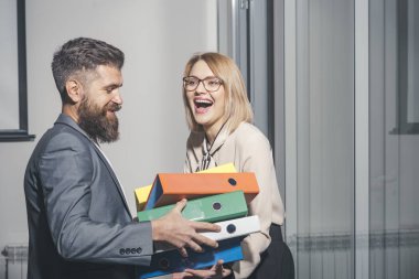 Sakallı adam yardım seksi kız ofiste bağlayıcı taşımak. İş kadını ve işadamı ile ağıl. Erkek ve kadın belgelerle. Office aşk ve flört kavramı. İş işbirliği ve ekip çalışması