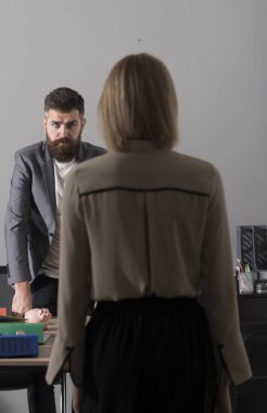 Kendine güvenen işadamı kadın, arkadan görünüm. Ofiste resmi kıyafetli sakallı adam. Sakal ve bıyık üzerinde ciddi bir yüz olan adam. İş ve office hayat. Güven ve başarı kavramı