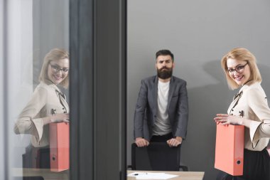 En iyi koşullar ile sözleşme. Sözleşme, mutlu bir iş kadını ve iş yerinde office planda sakallı adam