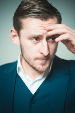 Acı dolu anılarını. Geçmişinden bir stresli korkunç olaylar hakkında düşün dostum. Adam yaptıklarının çok pişmanlık içinde geçmiş. Acı ve hayal kırıklığı bir kavram. Adam acı yüz üzücü alnına depresif