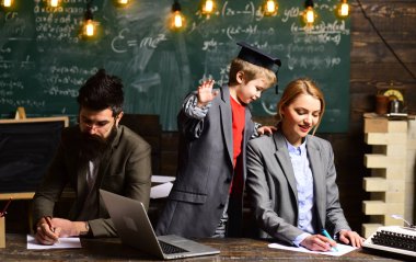 Eğitim bir yoğun bir şekilde düşünmeye öğretmenler ve öğrenciler resmi bir ortam tercih eden öğretmektir. konferans. E-öğrenme. Öğretmen ya da öğretmen okul öncesi çocuk yardımcı olur. Öğretmenler itibar altındır.