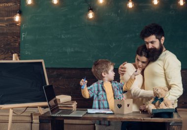 Gururlu anne oğlu başarı izliyor. Üst destek kavramı. Çizim, yazmak, arka plan kara tahta öğrenme oğulları izlerken anne. Çizim ve yazma meşgul yüz çocuk