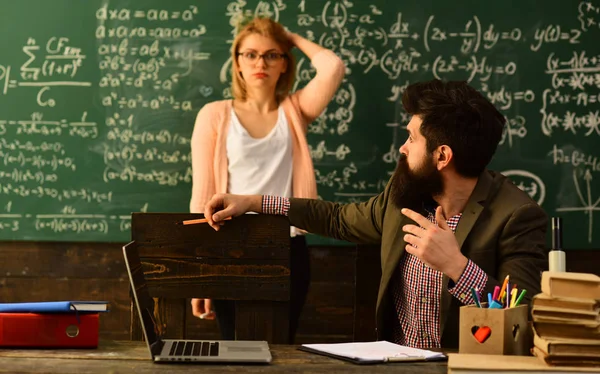 Preocuparse de los estudiantes tienen problemas con las matemáticas, Los buenos tutores son a menudo maestros de comunicación, Profesor y estudiante de la escuela en el aula en una escuela Los profesores carismáticos son geniales todo el mundo los ama —  Fotos de Stock