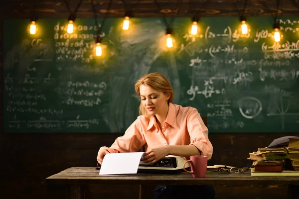 Concepto de nueva tecnología. nueva tecnología para la escuela retro con máquina de escribir . —  Fotos de Stock