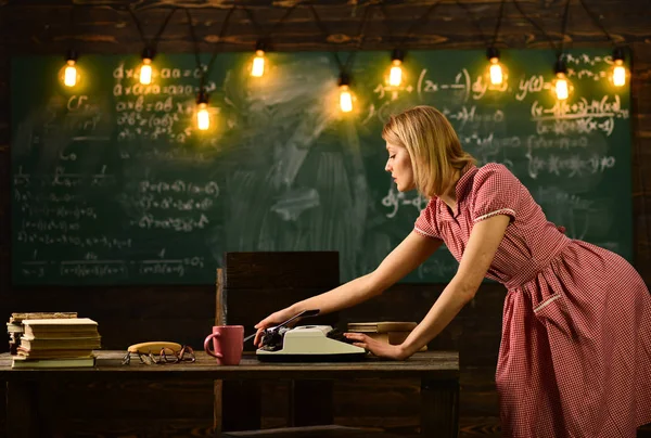 Meisje te typen op een typemachine op school blackboard. — Stockfoto