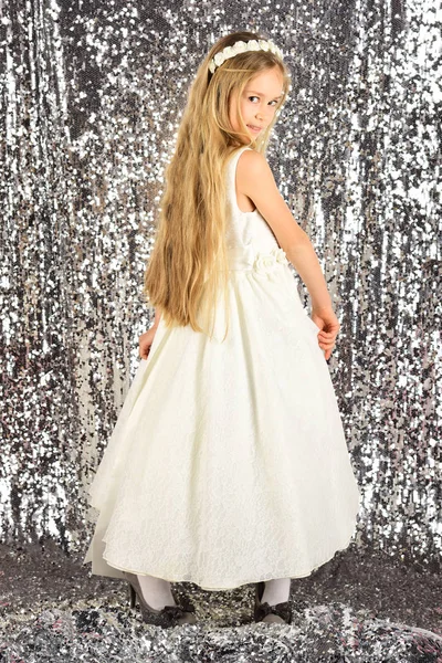 Το χαριτωμένο μικρό κορίτσι μόδας φόρεμα πορτρέτο του ένα παιδί το παιδί στο φόρεμα. για ψώνια. Κορίτσι. Μόδα — Φωτογραφία Αρχείου