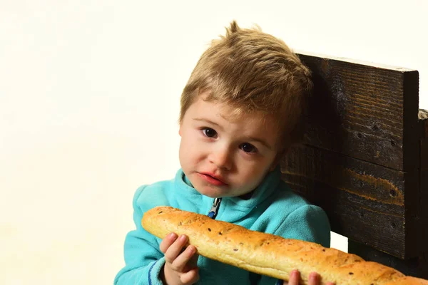 Pastane dükkanı kavramı. Küçük çocuk ile Fransız baget ekmek dükkanda. Taze ekmek fırını dükkanında sevimli çocukla. Pastane dükkanı ve ürünleri. Sadece ekmek yeme değer — Stok fotoğraf