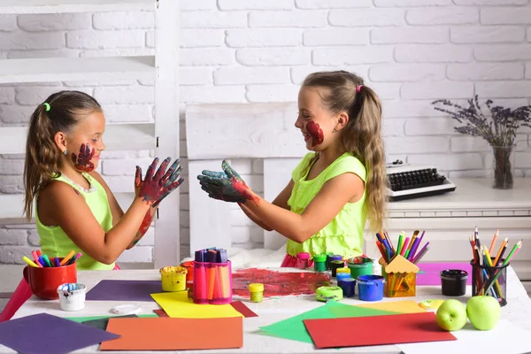 Flickor målare måleri med gouache färger på bordet — Stockfoto