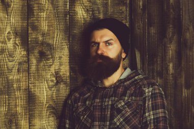 Gençler sorunları. Sakallı adam şık siyah şapka ve ekose ceket poz