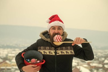 Kış ateş. Tahta kaşık ve pot ile yenilikçi