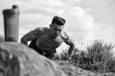 Neşe. kaslı adam su şişesi eğitim