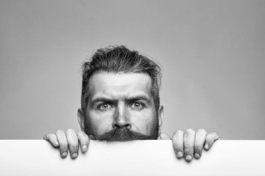 Reklam için senin yer. kağıt ile ciddi adam