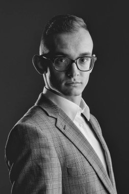 moda reklam gözlük. Şık genç işadamı