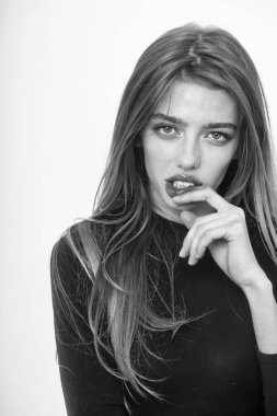 Kadın sorunları. Uzun sarı saçlı güzel kız