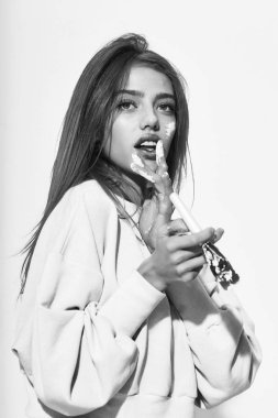 kız makyaj uyguluyor. güzel kız yüz kremi veya maskeyi yüzüne koydu