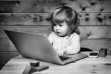 Genç teknisyen. Bilgisayar ve telefon ile küçük çocuk