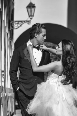 Düğün çifti. seksi çift kemer ile sokak lambası düğün