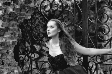 kadın moda portre. taşlı duvarının yakınında güzel kız