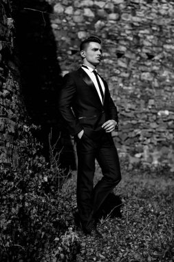 Erkek takım elbise reklam. Pozlar açık genç adam