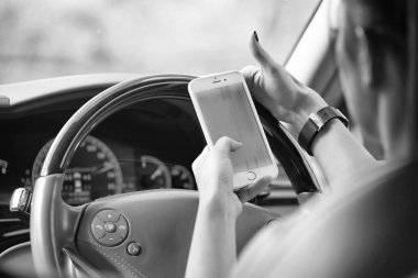 kadın bir navigator kullanır. smartphone ve saati elle