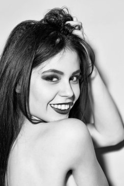 kadının gülümse. seksi esmer kız mor dudaklar