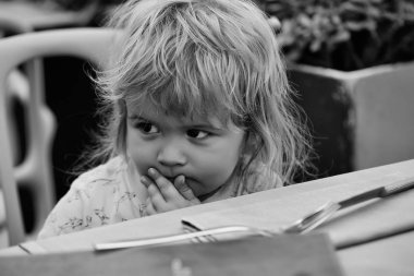 Çocuk düşündü. Bebek Çocuk açık Cafe