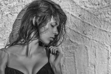 Bekleyen kadın. Islak saçlı güzel kadın