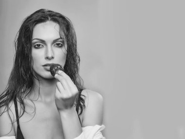 tutku. seksi güzel kadın kırmızı çilek ile