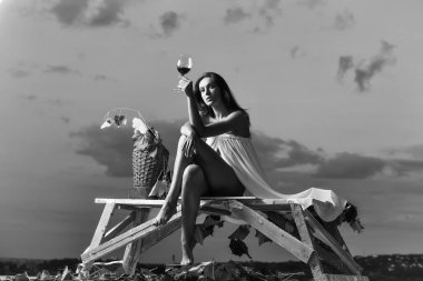 Bayan hassasiyet. gökyüzü üzerinde şarap ile güzel kadın