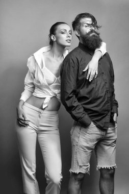 Erkek gurur. genç şık çift Studio