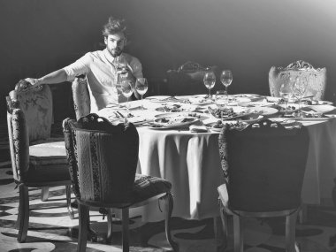 Oburluk. Yakışıklı adam içki şarap