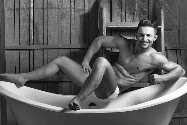 Om în baie Bărbat musculos pe cadă — Fotografie, imagine de stoc