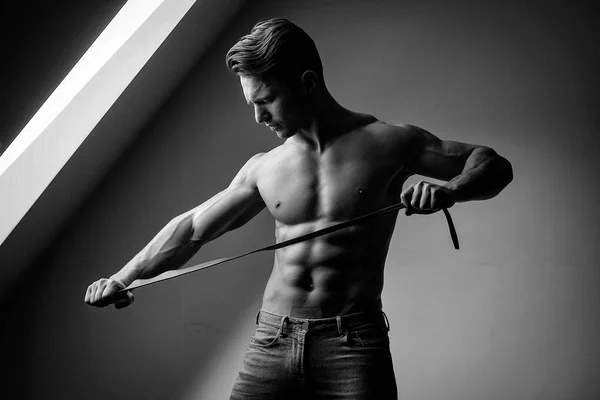 Un hombre con un cuerpo hermoso. Hombre musculoso con cinturón — Foto de Stock